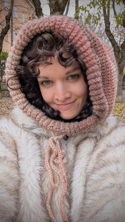 Jessi con cappuccio all'uncinetto rosa e cappotto in finta pelliccia