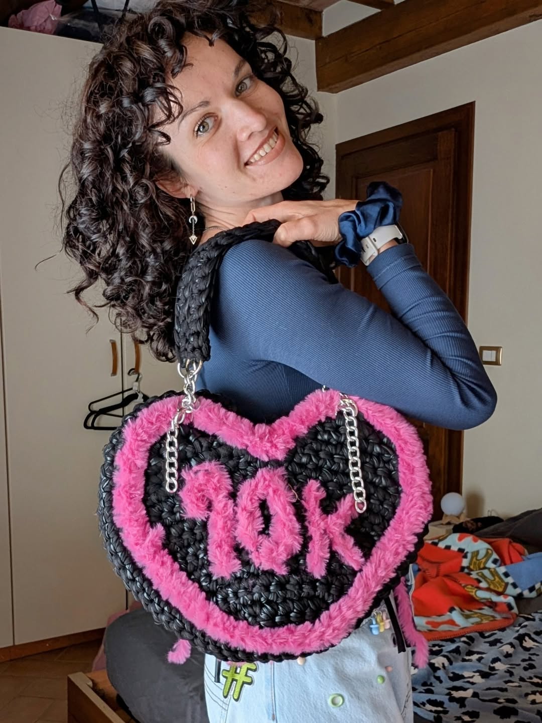 Jessi con la borsa cuore 20K fatta a mano